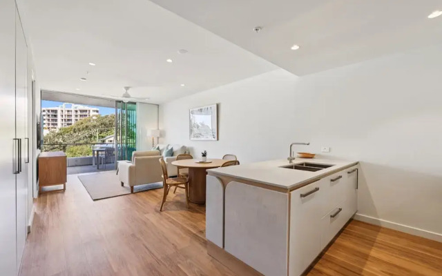 Beachfront 1-bed Flat With Pool & Gym Access