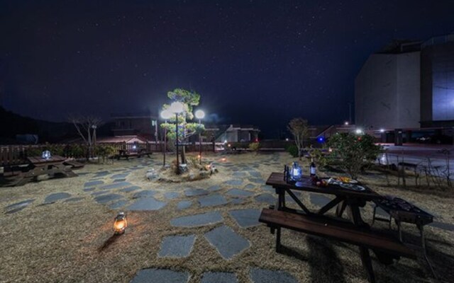 Geoje Beach Mongdol House Pension