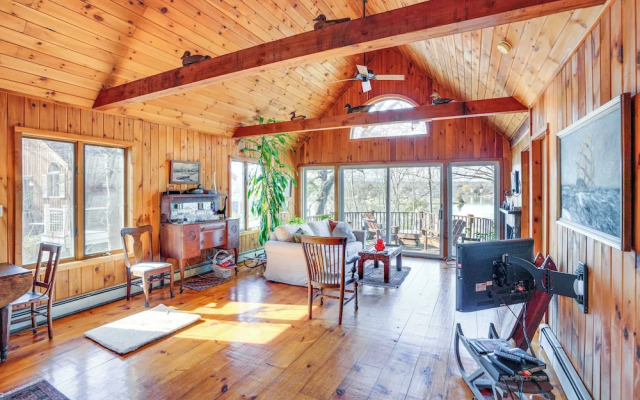 Stunning Lake & Mtn Views: Cozy Catskills Cabin!