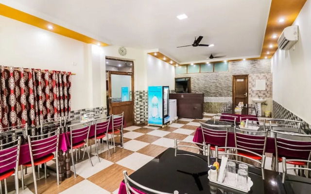OYO 9848 Hotel Dev Palace
