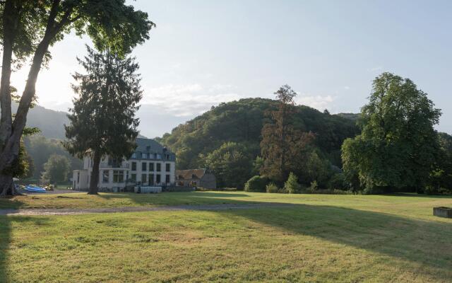 Attractive Castle in Vireux-Wallerand with Garden