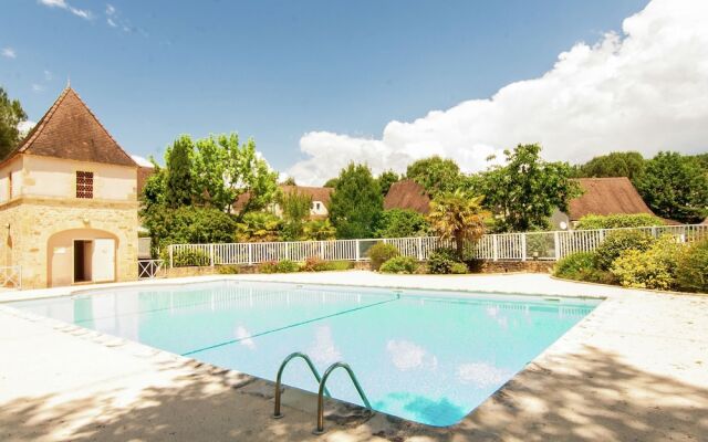 Peaceful Holiday Home in Carsac-aillac With Swimming Pool