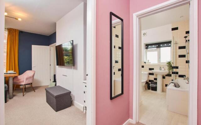 Fantastic Central Stratford 2BR Apartment wParking