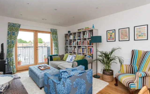 Bright 2 Bedroom Apartment Near Victoria Park