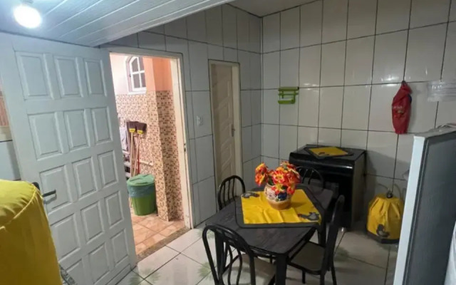 Casa com wi-fi e garagem a 5 minutos da Praia Grande