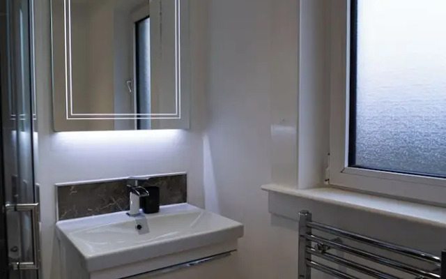 Modern 2 Bedroom Home in Edinburgh, Free Parking
