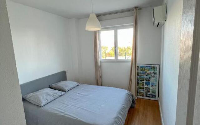 Superbe, face aux bateaux - 2ch + jardin - marina