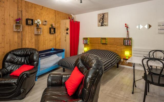 House Sleeps 10 with Free Parking