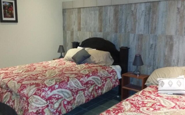 Room in BB - Top of the Mountain, new American owned Gated apart- hotel Bnb modern facility