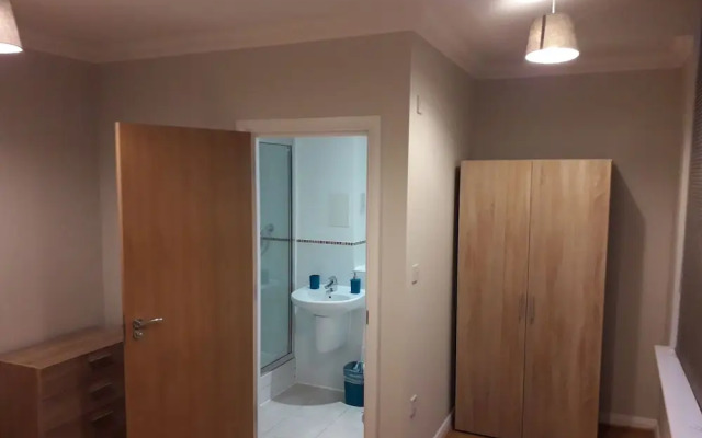 Luxury and Stylish 2 bedroom Apartment with en-suite