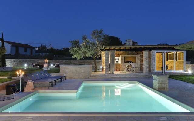 Charming Villa With Heated Pool Near Rovinj