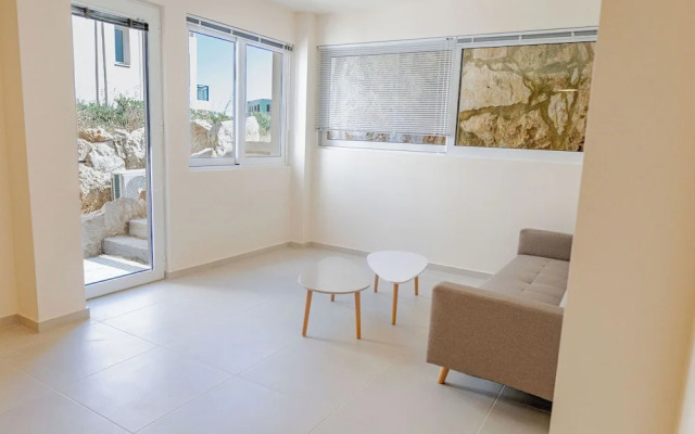 Phaedrus Living: Seaside Thalassa Cretan 103