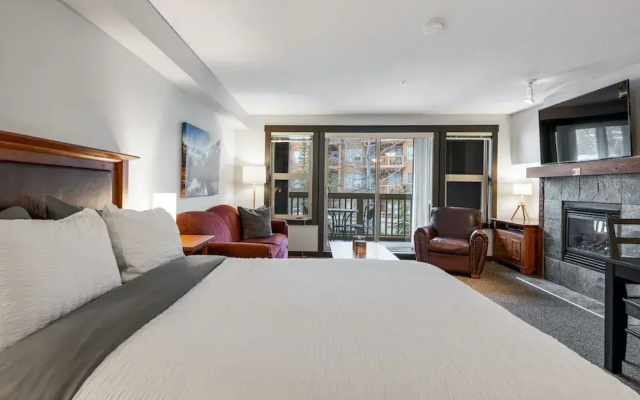 LARGE 3-Br 3-Ba | Ski In/Out | Pool & Hot Tubs | Central Upper Village Location