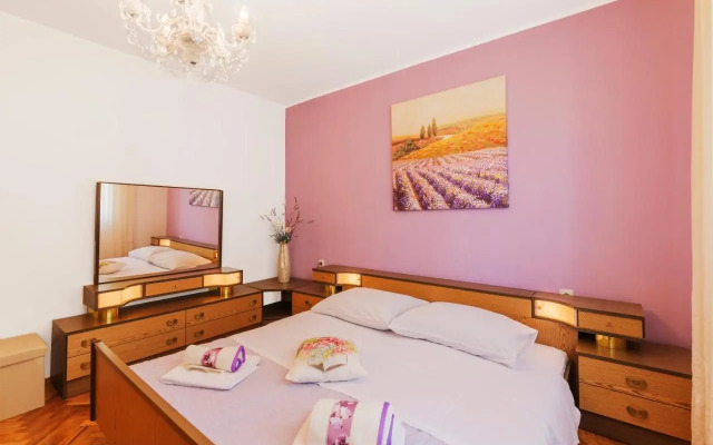 Two bedroom apartment, nice neighborhood, free parking, WiFi