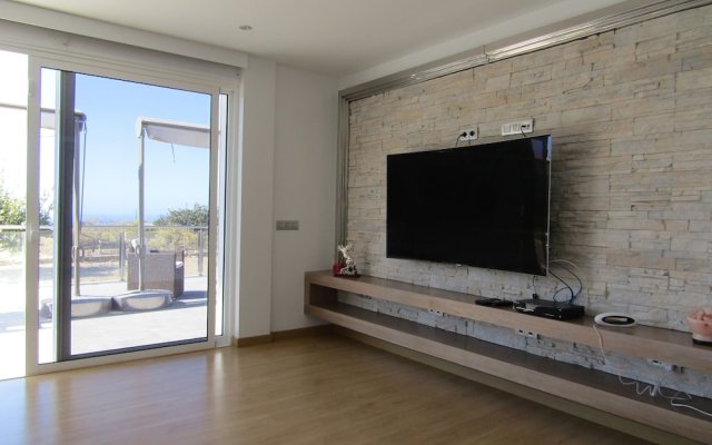 Luxury Villa with pool in a quiet area.