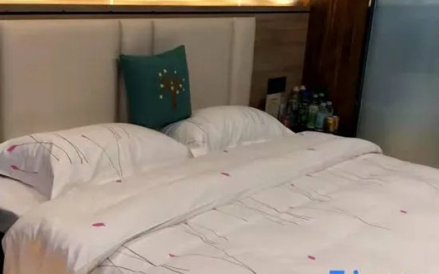 Luke Hotel (Zhoukou East Bus Station)