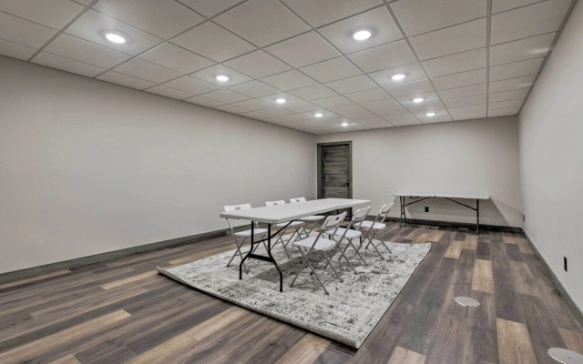 Lakefront Cabin w/ Proximity to Attractions!