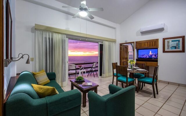 WIVC Casa de la Playa Condo - Literally on the Beach with Swimming Pool & Jacuzzi