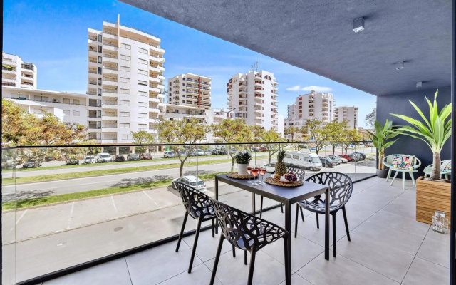 Luxorious Beachside Apartment with Pool