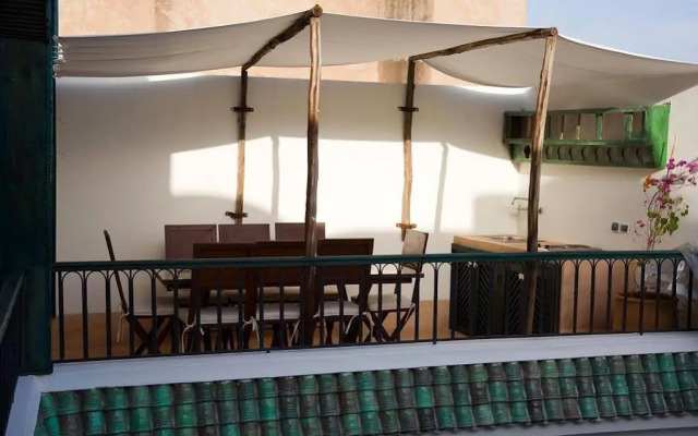 Riad Le J
