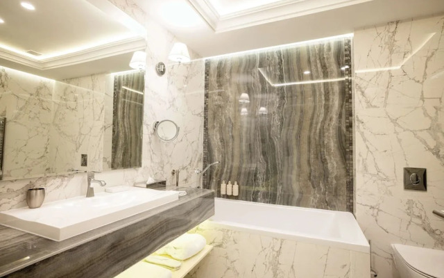 Tresor Le Palais Timisoara, Curio Collection By Hilton