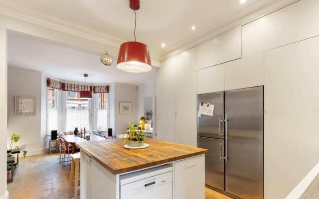 Lovely 4 Bedroom House near Portobello