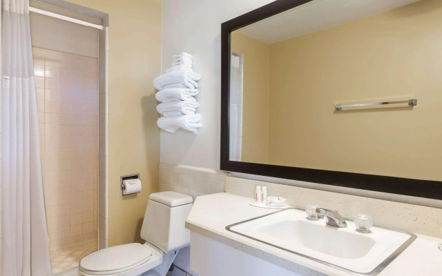 Super 8 By Wyndham Santa Barbara/Goleta