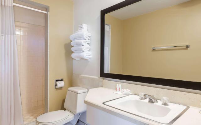 Super 8 By Wyndham Santa Barbara/Goleta