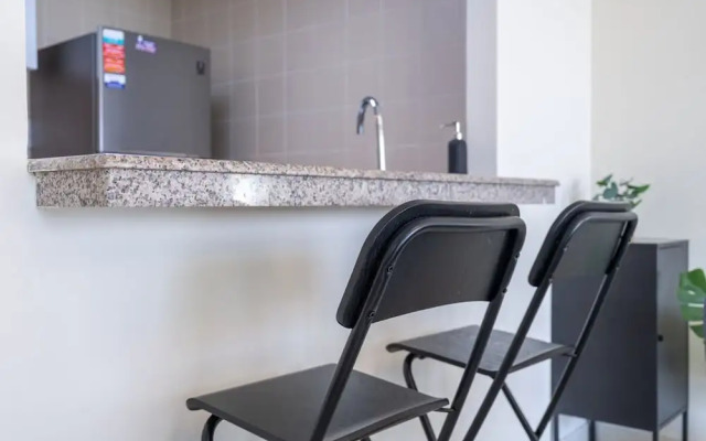 Refined 1BR Retreat in The Point Tower - Marina