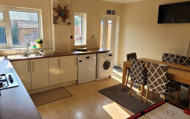 5-bed House With Separate Living Room