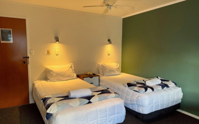 Oakwood Manor Motor Lodge