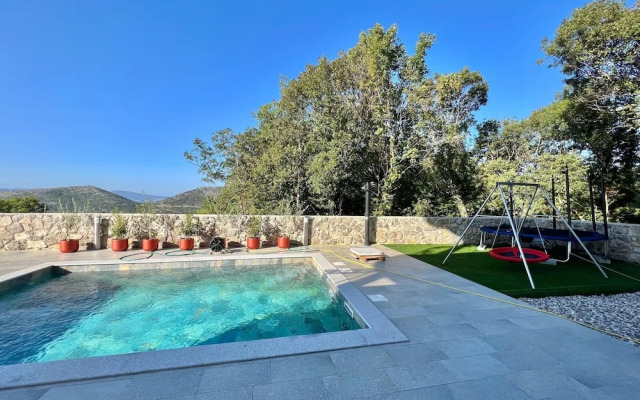 Large Holiday House With Swimming Pool and Terrace