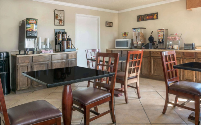 Hill Country Inn & Suites