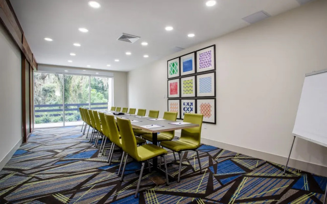 Holiday Inn Express & Suites Deland South