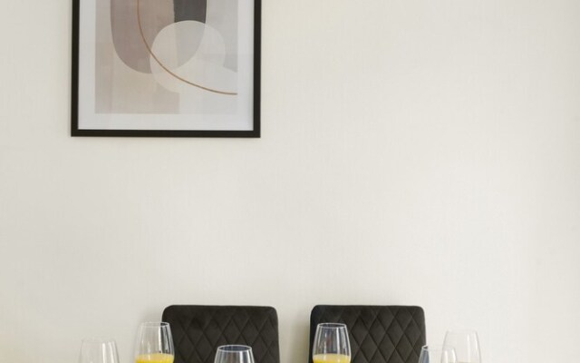 Paddington Station 2BR City Apartment