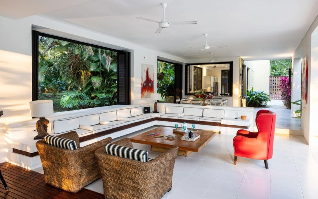 w Splendid 5BR Villa at Mesa de Yeguas