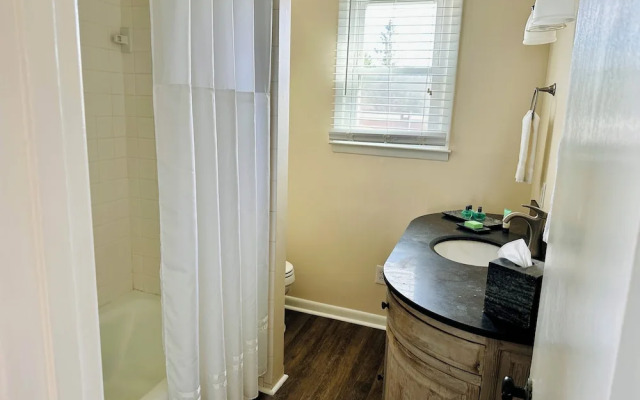 Mountainaire Inn and Log Cabins