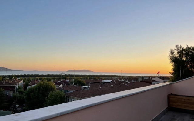 Sleek Flat Near Public Transportation in Maltepe
