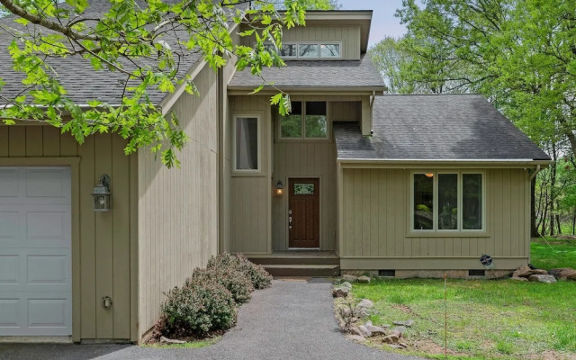 Mountain Hideout by Avantstay Game Room Deck