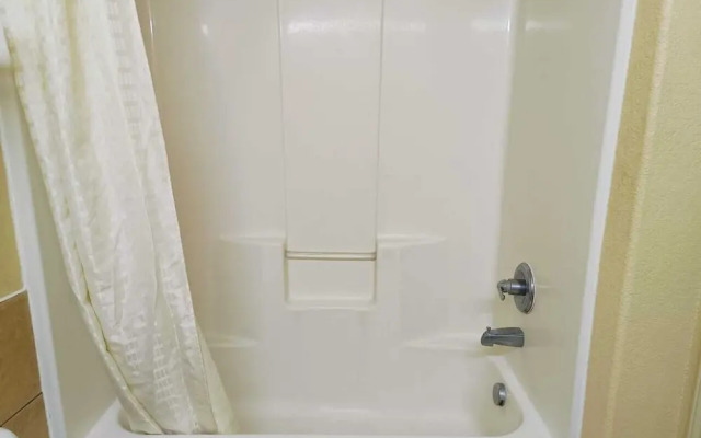 Deluxe Inn & Suites