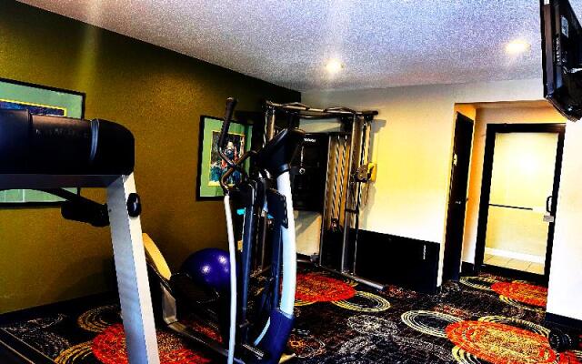 Norwood Inn & Suites Milwaukee