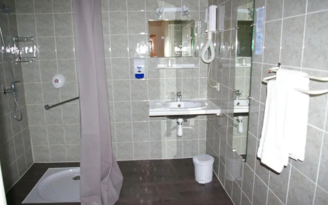 Queen Serenity Hotel