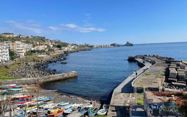 donna serena Aci Castello