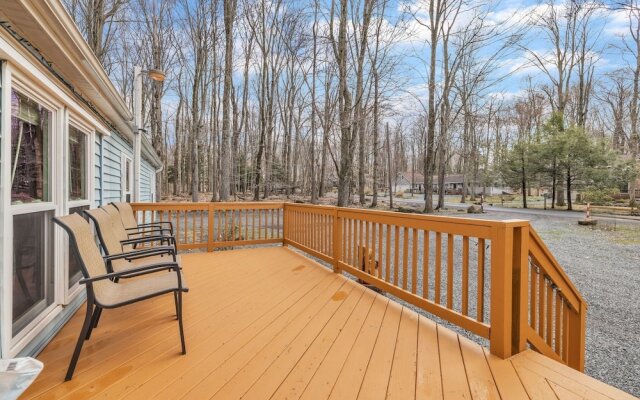 Pocono Family Home With Lake Access & Fire Pit! Pet Friendly! 3 Bedroom Cabin by Redawning