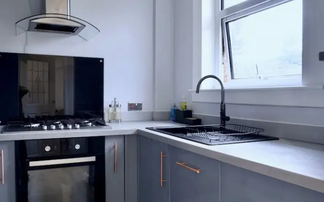 Modern 2 Bedroom Home in Edinburgh, Free Parking