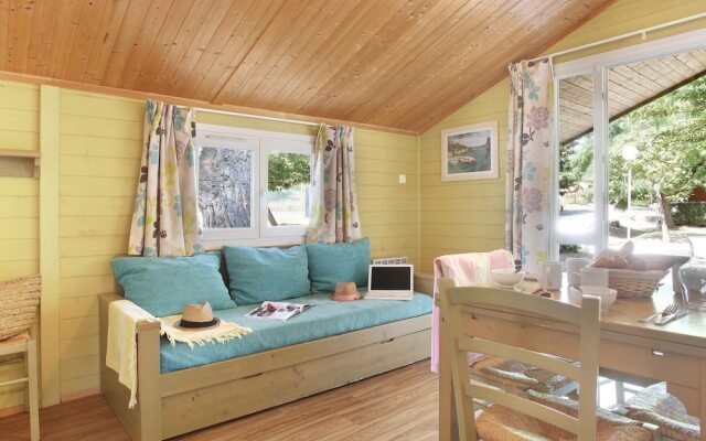 Pleasant chalet with covered terrace in beautiful surroundings