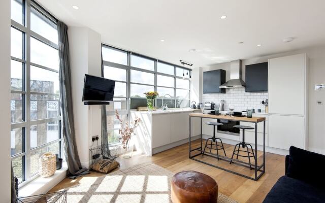 Panoramic Peckham Home by the Overground Station