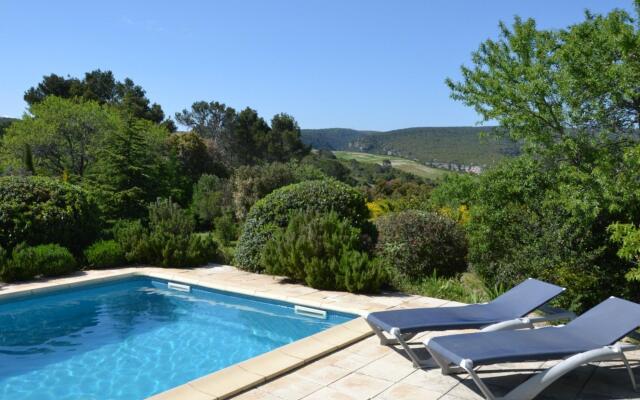 Lovely villa in Cesseras with private swimming pool