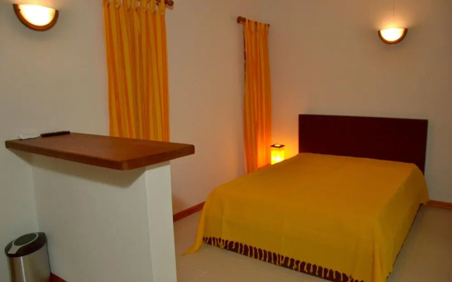 Studio in Black River, With Shared Pool, Enclosed Garden and Wifi - 1 km From the Beach