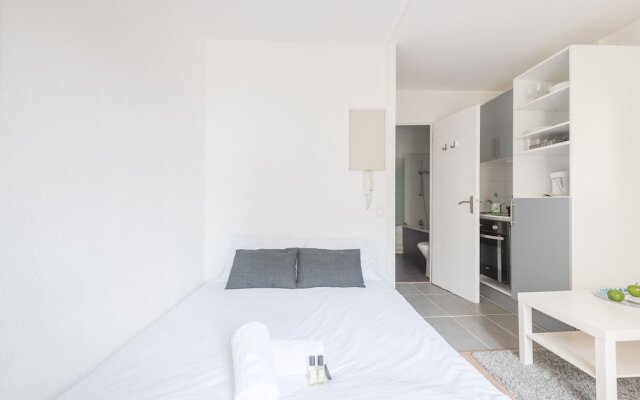 Studio With a Courtyard Place Gambetta
